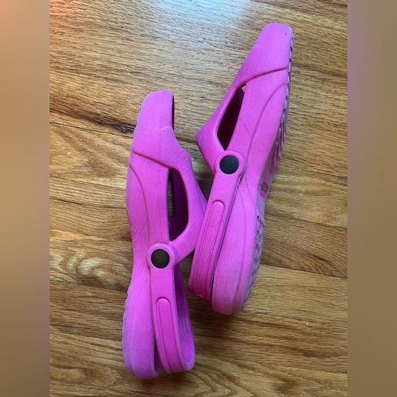 Crocs Candy Bright Pink Slip on Sandals with Back Strap Women’s Size 8 - Picture 4 of 7